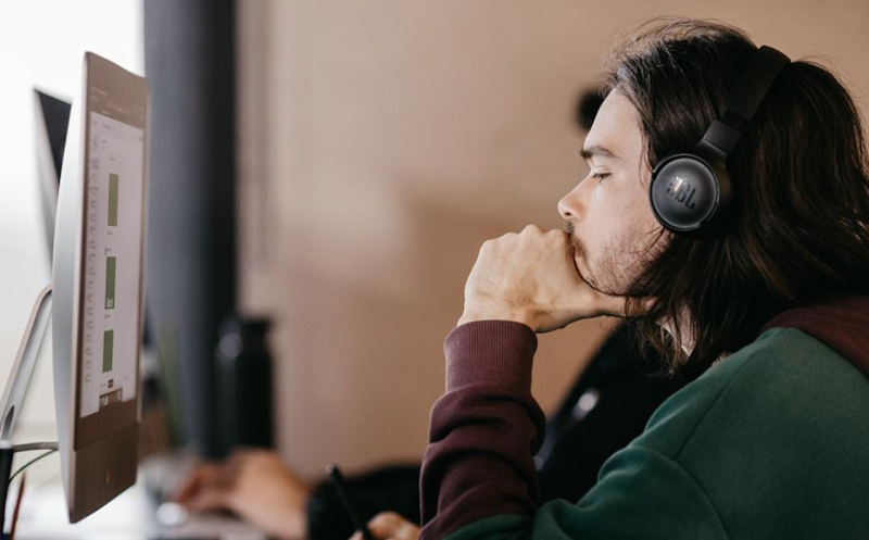 A call center agent wearing a headset is focused on improving customer engagement through the use of relationship mapping tools