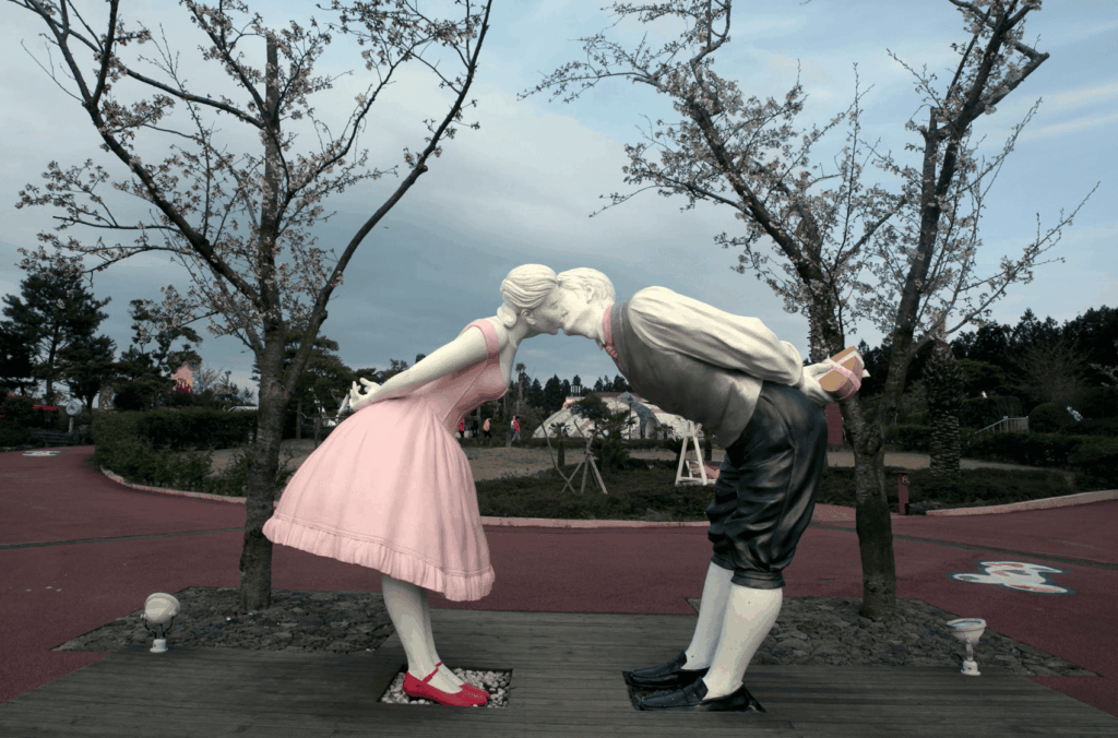 sculpture-of-a-kissing-couple